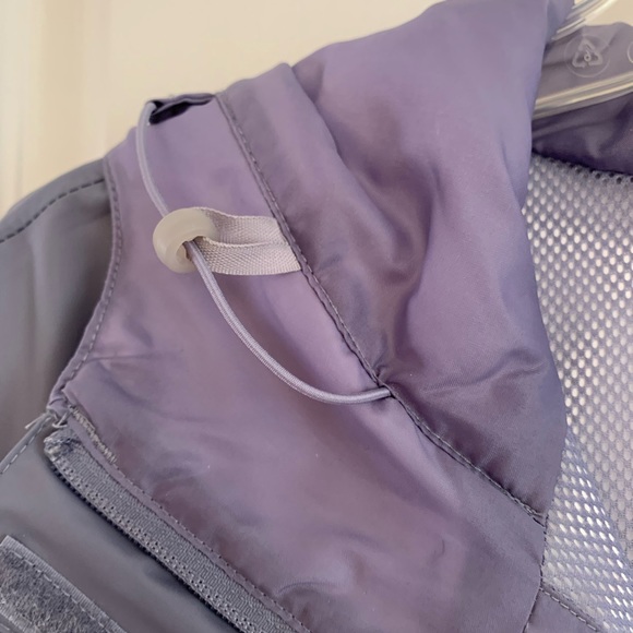 Columbia lightweight jacket or rain jacket. - Picture 11 of 11